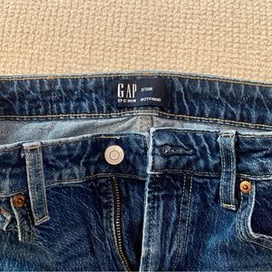 Women’s size 2 GAP Boyfriend-cut jeans.